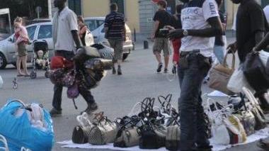 <b>VENDITORI ABUSIVI.</b> Bloccati alla stazione e mentre espongono la merce in piazza