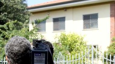 <b>GIALLO-ROSA.</b> In alto, la villa di Ines Orsolini assediata dalle telecamere. Sopra, un particolare di una finestra