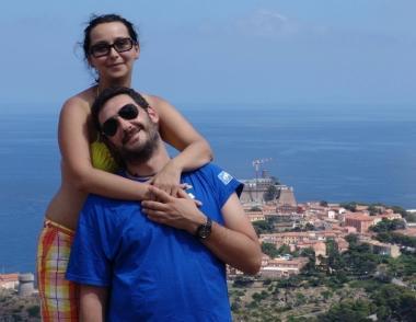 Filippo Zanon e Katia Testoni e, sullo sfondo, lisola di Capraia 