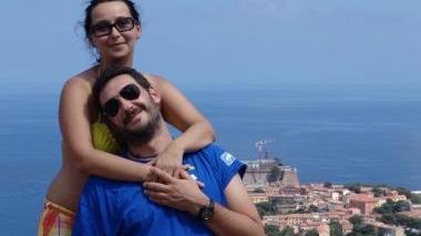 Filippo Zanon e Katia Testoni e, sullo sfondo, l’isola di Capraia