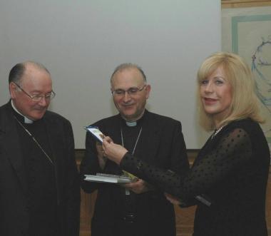 La presidente Maria Carla Giambastiani con larcivescovo Italo Castellani  