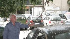 Il presidente del circolo Curiel Franco Meneguzzo, a sinistra vicino ad un’auto abbandonata