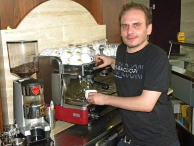 Il titolare del bar Fandango un must per i giovani pistoiesi durante il fine settimana