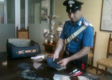 I soldi neri macchiati di inchiostro frutto della truffa e il materiale dei malviventi sequestrato dai militari 