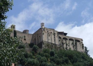 Una veduta del castello Malaspina In basso lassessore al turismo e alla cultura Carmen Menchini  