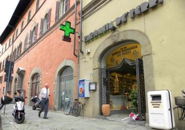 Lingresso dellAntica farmacia De Ferri Sotto il questore Manzo e il capomobile della Mobile Fusco 