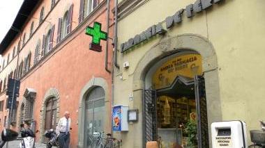 L’ingresso dell’Antica farmacia De’ Ferri Sotto il questore Manzo e il capomobile della Mobile Fusco