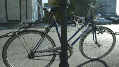 La bicicletta legata a un palo &egrave; costata una multa a un bambino di 12 anni 