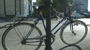 La bicicletta legata a un palo è costata una multa a un bambino di 12 anni
