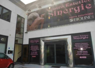 Il centro estetico danneggiato dal misterioso incendio     