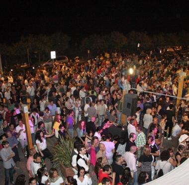 <b>MUSICA. </b>Ragazzi davanti a un locale di Torre del Lago 