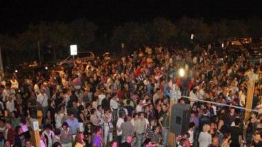 <b>MUSICA. </b>Ragazzi davanti a un locale di Torre del Lago