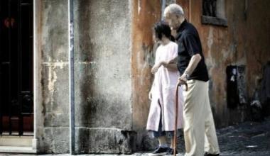 Badante va ad ubriacarsi e lascia anziana sola in casa