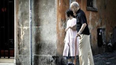 Badante va ad ubriacarsi e lascia anziana sola in casa