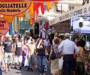 Festa con tantissimi stand in centro poi anche musica e fuochi d'artificio