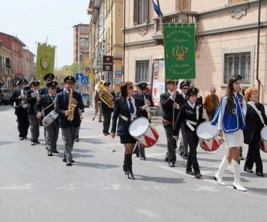 La banda Galantara mentre sfila per le vie della citt&agrave; 