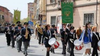 La banda Galantara mentre sfila per le vie della città