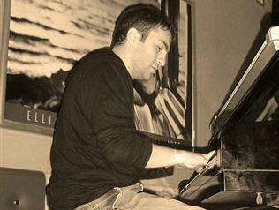 Andrea Rea al pianoforte 