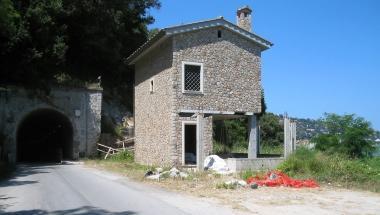 <b>CANTONIERA. </b>La casa e, sotto, il pezzo di metallo che spunta dal terreno          