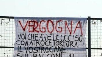 Lo striscione apparso ieri sul cavalcavia per il bulldog morto di caldo