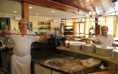 Luigi Mazzi (a destra) proprietario della pizzeria con il suo pizzaiolo Ermanno Chelotti Sotto lesterno del locale 