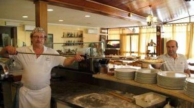 Luigi Mazzi (a destra) proprietario della pizzeria con il suo pizzaiolo Ermanno Chelotti Sotto l’esterno del locale