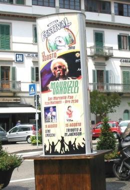 Il totem in piazza Matteotti con le date e il nome degli artisti 