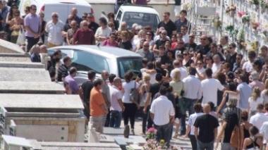 Tanta gente in attesa fuori (a sin.) e poi l’arrivo di Chiara al cimitero di Campiglia