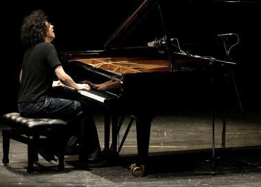 Giovanni Allevi al piano durante un concerto 