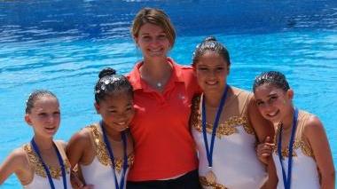 Le atlete della Futura nuoto sincronizzato con la medaglia al collo e con la loro allenatrice Baccichet