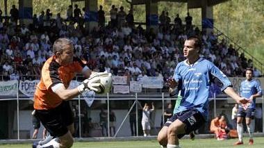 Il portiere Daniele Balli (Cerretese) mentre ferma un attacco della Lampo