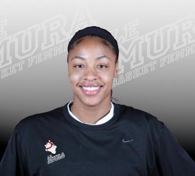 Due immagini di Shamela Hampton prima pivot di colore ingaggiata da Ducato 
