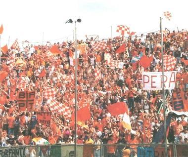 Luciano Bozzi abbraccia Fioretti autore contro il Lecco di uno dei gol pi&ugrave; belli della storia orange 