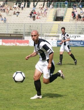 <b>DI NUOVO BIANCONERO.</b> Sergio Carnesalini in azione         