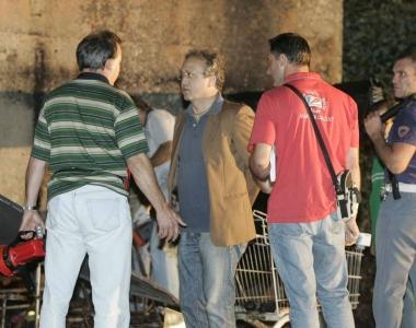 Da sinistra: Antonio Giaconi la notte della tragedia nella quale morirono quattro bimbi rom; le famiglie del quadrilatero di via Filzi che vengono fatte uscire dalledificio e la conferenza stampa (col procuratore De Leo e il sostituto Carla Bianco) sulla chiusura dellindagine sul Moby. In basso: Giaconi in udienza 