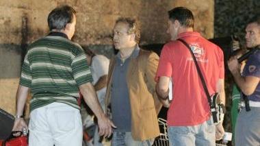 Da sinistra: Antonio Giaconi la notte della tragedia nella quale morirono quattro bimbi rom; le famiglie del quadrilatero di via Filzi che vengono fatte uscire dall’edificio e la conferenza stampa (col procuratore De Leo e il sostituto Carla Bianco) sulla chiusura dell’indagine sul Moby. In basso: Giaconi in udienza