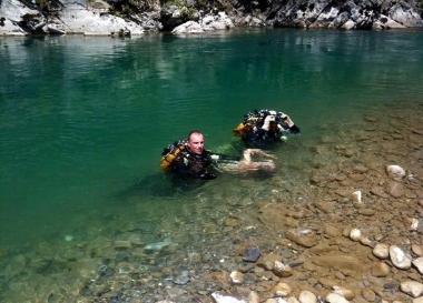 Il recupero del corpo del pensionato nel fiume Magra da parte dei pompieri 