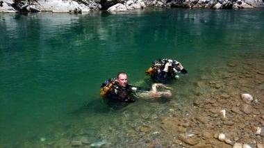 Il recupero del corpo del pensionato nel fiume Magra da parte dei pompieri