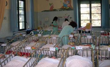 Partorisce e le portano via il figlio