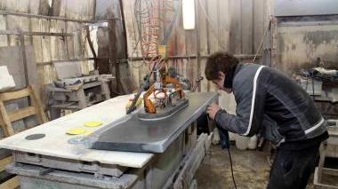 <b>SOLDI IN BUSTA.</b> Un operaio al lavoro in una azienda del marmo
