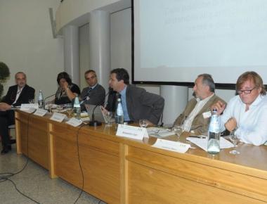 Un momento del convegno di ieri e, a destra, uno degli scooter elettrici presentati a Green City in questi giorni a Pisa  