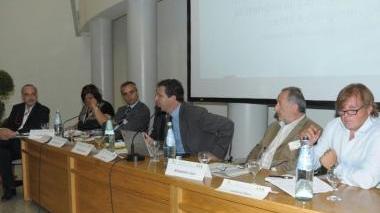 Un momento del convegno di ieri e, a destra, uno degli scooter elettrici presentati a Green City in questi giorni a Pisa