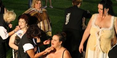 In passerella per la sfilata e al trucco le aspiranti miss Cicciona si preparano per fare colpo sul pubblico e sulla giuria   