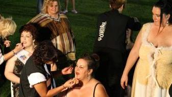 In passerella per la sfilata e al trucco le aspiranti miss Cicciona si preparano per fare colpo sul pubblico e sulla giuria