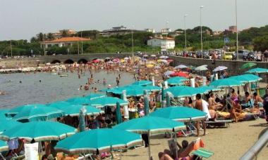 La spiaggia dei Tre Ponti e in primo piano larea in concessione  