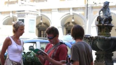 A sinistra, turisti in visita a Prato in piazza del Comune. Sopra, una nave da crociera