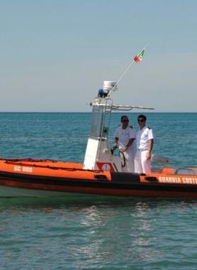 La barca è ko, salvati dalla guardia costiera