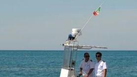 La barca è ko, salvati dalla guardia costiera