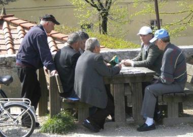 Anziani sulle Mura lucchesi 
