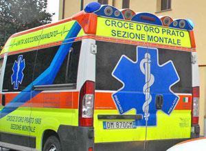 Il trattore si ribalta, lui riesce a saltare giù